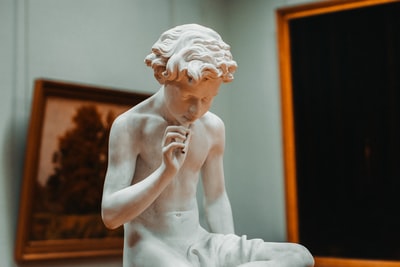 裸男吸烟雕像